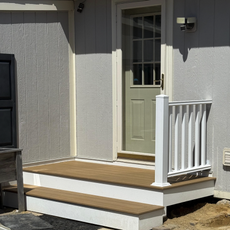 Composite Deck Step with Vinyl Railing