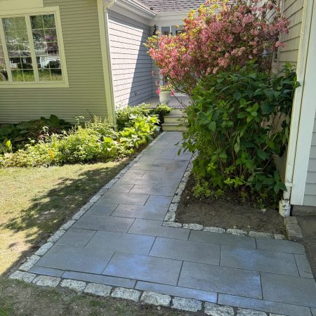 Porcelain Walkway with Cobblestone Edge